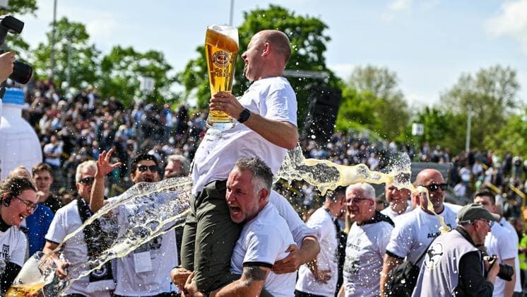 GER, 3. Liga, SSV Ulm 1846 vs FC Viktoria Köln 04.05.2024, Donaustadion, Ulm, GER, 3. Liga, SSV Ulm 1846 vs FC Viktoria Köln, im Bild Bierdusche fuer Geschaeftsfuehrer Markus Thiele (SSV Ulm)