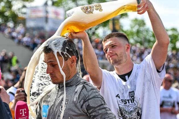 GER, 3. Liga, SSV Ulm 1846 vs FC Viktoria Köln 04.05.2024, Donaustadion, Ulm, GER, 3. Liga, SSV Ulm 1846 vs FC Viktoria Köln, im Bild Bierdusche fuer Thomas Wörle Woerle (SSV Ulm) durch Tom Gaal (SSV Ulm, 4)