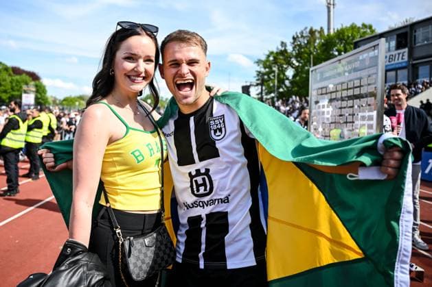 04.05.2024, Ulm, Germany, Donaustadion, SSV Ulm 1846 Fussball vs FC Viktoria Koeln - 3 Liga, Leo Scienza (SSV Ulm 1846 Fussball) mit seiner freundin gestikuliert, gestik (Foto H. Langer) DFB DFL REGULATIONS PROHIBIT ANY USE OF PHOTOGRAPHS AS IMAGE SEQUENCES AND OR QUASI-VIDEO. Ulm Donaustadion Germany
