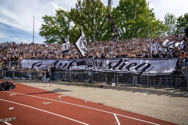 Die Fankurve des SSV Ulm, mit der Aufschrift Aufstieg. ¨¨GER, SSV Ulm 1846 Fussball vs. FC Viktoria Koeln, Fußball, 3. Liga, 36. Spieltag, Spielzeit 2023 2024, 04.05.2024, ¨DFB DFL regulations prohibit any use of photographs as image sequences and or quasi-video.,¨ SSV Ulm 1846 Fussball - FC Viktoria Koeln , Fußball, 3. Liga, 36. Spieltag, Spielzeit 2023 2024, 04.05.2024 Ulm