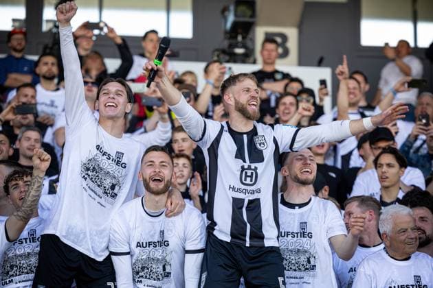 Die Spieler des SSV Ulm feiern zusammen mit Ihren Fans auf der Tribuene den Aufstieg in die 2. Fussball Bundesliga. Ganz vorne dabei Johannes Reichert (SSV Ulm 1846, 05) mit dem Mikrofon und Max Brandt (SSV Ulm 1846, 23)¨¨GER, SSV Ulm 1846 Fussball vs. FC Viktoria Koeln, Fußball, 3. Liga, 36. Spieltag, Spielzeit 2023 2024, 04.05.2024, ¨DFB DFL regulations prohibit any use of photographs as image sequences and or quasi-video.,¨ SSV Ulm 1846 Fussball - FC Viktoria Koeln , Fußball, 3. Liga, 36. Spieltag, Spielzeit 2023 2024, 04.05.2024 Ulm