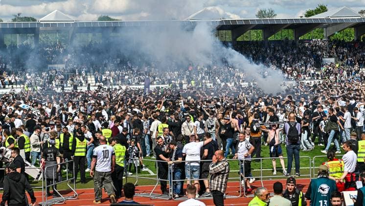 GER, 3. Liga, SSV Ulm 1846 vs FC Viktoria Köln 04.05.2024, Donaustadion, Ulm, GER, 3. Liga, SSV Ulm 1846 vs FC Viktoria Köln, im Bild tausende Fans jubeln mit den Spieler auf dem Platz nach Spielende