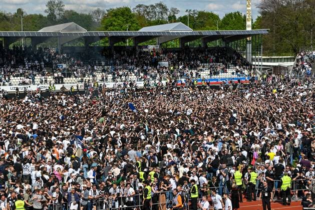GER, 3. Liga, SSV Ulm 1846 vs FC Viktoria Köln 04.05.2024, Donaustadion, Ulm, GER, 3. Liga, SSV Ulm 1846 vs FC Viktoria Köln, im Bild tausende Fans jubeln auf dem Platz nach Spielende