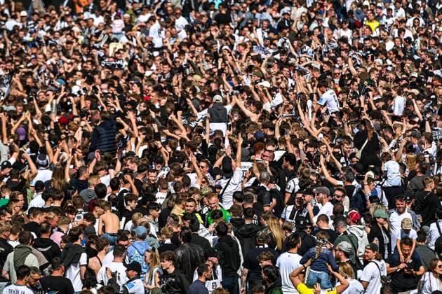 GER, 3. Liga, SSV Ulm 1846 vs FC Viktoria Köln 04.05.2024, Donaustadion, Ulm, GER, 3. Liga, SSV Ulm 1846 vs FC Viktoria Köln, im Bild tausende Fans jubeln auf dem Platz nach Spielende