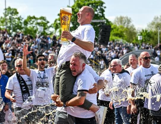 GER, 3. Liga, SSV Ulm 1846 vs FC Viktoria Köln 04.05.2024, Donaustadion, Ulm, GER, 3. Liga, SSV Ulm 1846 vs FC Viktoria Köln, im Bild ohne Abwehrchance mit einem Bierglas in der Hand bekommt Geschaeftsfuehrer Markus Thiele (SSV Ulm) eine Bierdusche