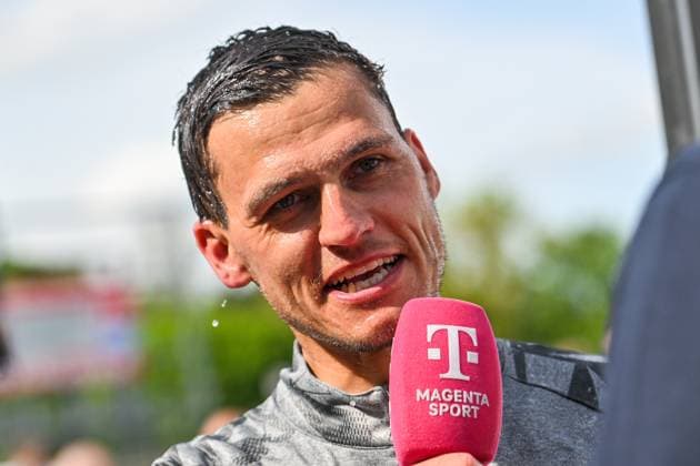 GER, 3. Liga, SSV Ulm 1846 vs FC Viktoria Köln 04.05.2024, Donaustadion, Ulm, GER, 3. Liga, SSV Ulm 1846 vs FC Viktoria Köln, im Bild Thomas Wörle Woerle (SSV Ulm), nach einer Bierdusche setzt Thomas Wörle Woerle (SSV Ulm) das Interview mit MagentaSport fort
