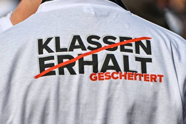 GER, 3. Liga, SSV Ulm 1846 vs FC Viktoria Köln 04.05.2024, Donaustadion, Ulm, GER, 3. Liga, SSV Ulm 1846 vs FC Viktoria Köln, im Bild Mitarbeiter des SSV Ulm, Aufdruck auf dem Shirt, Klassenerhalt gescheitert