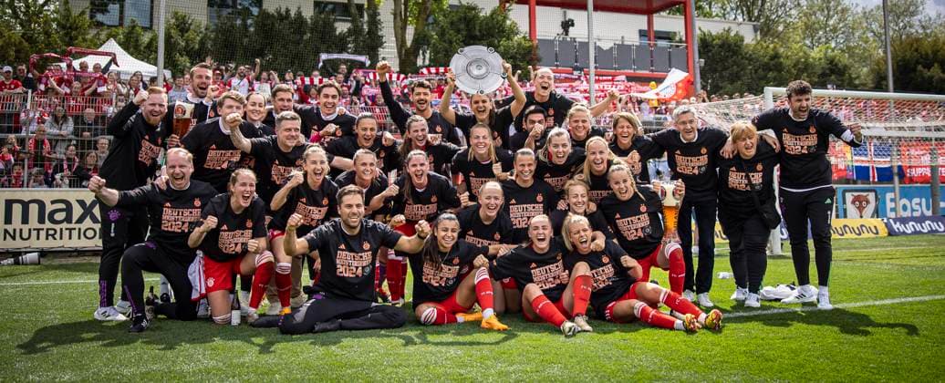 Bilder des Jahres 2024, Sport 05 Mai Sport Themen der Woche KW18 Sport Bilder des Tages Google Pixel Frauen-Bundesliga; Bayer 04 Leverkusen vs. FC Bayern München, 04.05.2024 FC Bayern München Teamfoto des neuen deutschen Meisters nach dem Spiel; Bayer 04 Leverkusen vs. FC Bayern München an Spieltag 20 der Google Pixel Frauen-Bundesliga am 04.05.2024 im Ulrich-Haberland-Stadion in Leverkusen (Nordrhein-Westfalen). DFL REGULATIONS PROHIBIT ANY USE OF PHOTOGRAPHS AS IMAGE SEQUENCES AND OR QUASI-VIDEO. *** Google Pixel Womens Bundesliga Bayer 04 Leverkusen vs FC Bayern Munich, 04 05 2024 FC Bayern Munich Team photo of the new German champions after the match Bayer 04 Leverkusen vs FC Bayern Munich on matchday 20 of the Google Pixel Womens Bundesliga on 04 05 2024 at the Ulrich Haberland Stadium in Leverkusen North Rhine-Westphalia DFL REGULATIONS PROHIBIT ANY USE OF PHOTOGRAPHS AS IMAGE SEQUENCES AND OR QUASI VIDEO Copyright: xBEAUTIFULxSPORTS AxelxKohringx