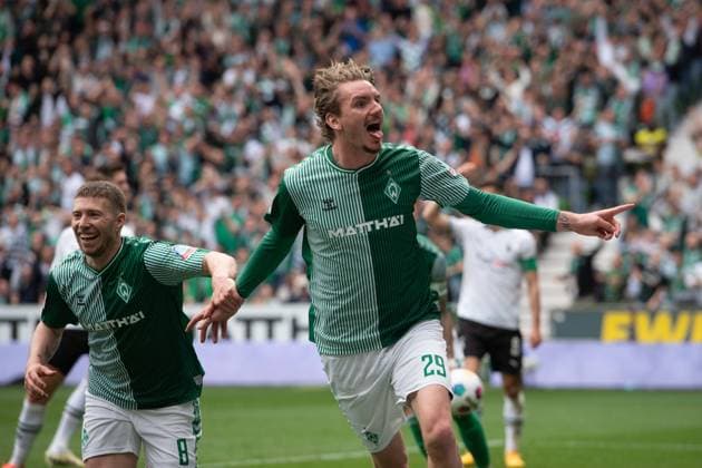 Nick WOLTEMADE (HB) jubelt nach seinem Tor zum 2:1, mit Mitchell WEISER (HB), Jubel, jubeln, Freude, cheers, Fussball 1. Bundesliga, 32. Spieltag, SV Werder Bremen (HB) - Borussia Moenchengladbach 2-2 am 20.04.2024 in Bremen Deutschland. DFL regulations prohibit any use of photographs as image sequences and or quasi-video Â