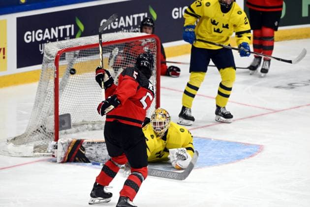 Eishockey, U18 WM, Kanada - Schweden Henry Mews of Canada scores 5-1 against goalkeeper Love Harenstam of Sweden during the 2024 IIHF Ice hockey, Eishockey U18 world championships semifinal match between Canada and Sweden in Espoo, Finland, on May 4, 2024. Espoo Finland LKFTJ20240504192441UCWS  Copyright: xJussixNukarix LKFTJ20240504192441UCWS