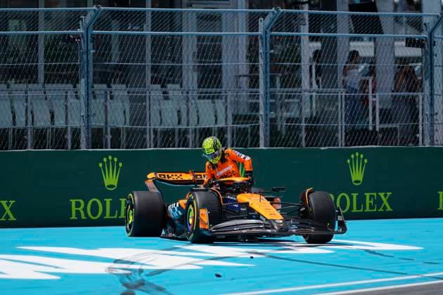 May 4, 2024, Miami, Florida, USA: 4 McLaren F1 Team, Lando Norris (GBR) climbs out of his car after crashing on the opening lap of the Sprint Race.at the Formula 1 Crypto.com Miami Grand Prix in Miami, Florida. Max Verstappen won the race. Miami USA - ZUMAd212 20240504_zsp_d212_002 Copyright: xRichardxDolex