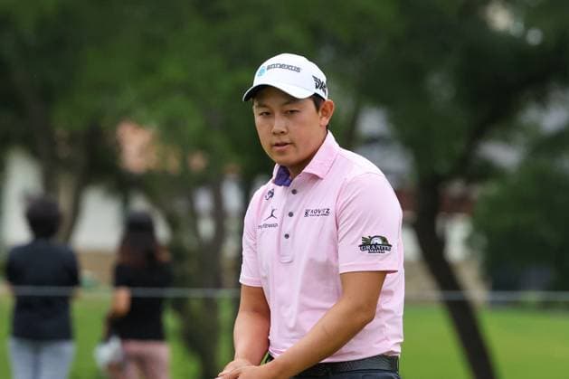 MCKINNEY, TX - MAY 04: Dylan Wu (USA) stares at the cup after missing a birdie putt on the 10th green during the third round of the PGA, Golf Herren CJ CUP Byron Nelson on May 4, 2024, at TPC Craig Ranch in McKinney, TX. (Photo by David Buono Icon Sportswire) GOLF: MAY 04 PGA CJ CUP Byron Nelson EDITORIAL USE ONLY Icon240504071