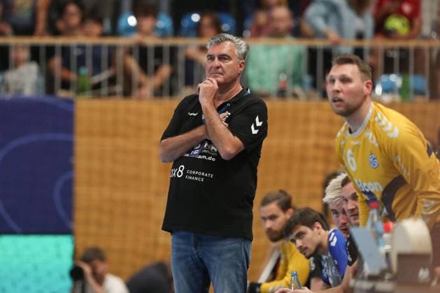04.05.2024, xtgx, Handball - 2.Handballbundesliga, 1.VfL Potsdam - TV Grosswallstadt emspor, v.l. Michael Roth (Grosswallstadt, Trainer) nachdenklich Potsdam