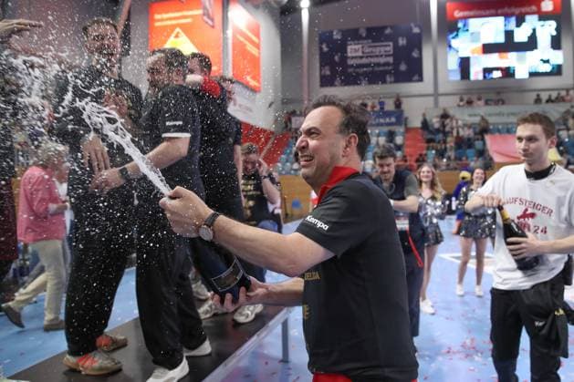 04.05.2024, xtgx, Handball - 2.Handballbundesliga, 1.VfL Potsdam - TV Grosswallstadt emspor, v.l. Hans Robert Bob Hanning (Potsdam, Trainer) Jubel ueber den Sieg, Jubel nach Spielende, Sekt, Sektdusche Potsdam