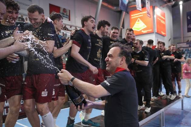 04.05.2024, xtgx, Handball - 2.Handballbundesliga, 1.VfL Potsdam - TV Grosswallstadt emspor, v.l. Hans Robert Bob Hanning (Potsdam, Trainer) Jubel ueber den Sieg, Jubel nach Spielende, Sekt, Sektdusche Potsdam