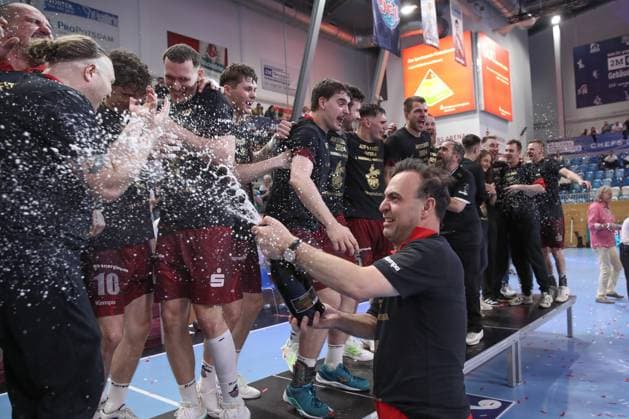 04.05.2024, xtgx, Handball - 2.Handballbundesliga, 1.VfL Potsdam - TV Grosswallstadt emspor, v.l. Hans Robert Bob Hanning (Potsdam, Trainer) Jubel ueber den Sieg, Jubel nach Spielende, Sekt, Sektdusche Potsdam