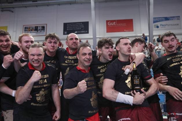 04.05.2024, xtgx, Handball - 2.Handballbundesliga, 1.VfL Potsdam - TV Grosswallstadt emspor, v.l. Hans Robert Bob Hanning (Potsdam, Trainer) Jubel ueber den Sieg, Jubel nach Spielende, Sekt, Sektdusche Potsdam