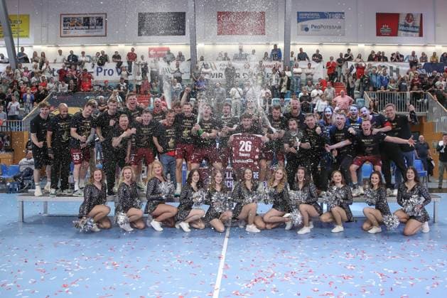 04.05.2024, xtgx, Handball - 2.Handballbundesliga, 1.VfL Potsdam - TV GrossJubel ueber den Sieg, Jubel nach Spielende, Steigen in die 1.Handball Bundesliga auf, Sekt, Sektdusche, Gruppenbild, Mannschaftsbild Potsdam