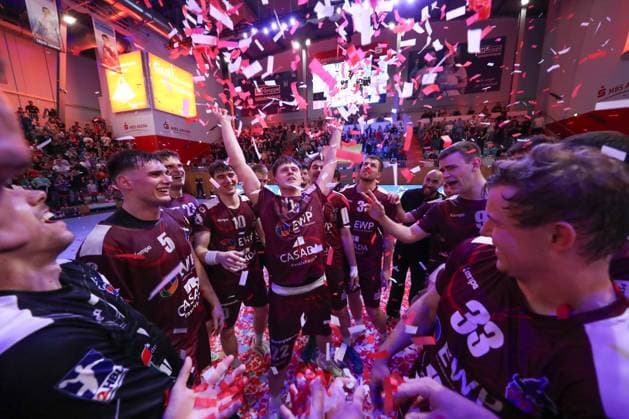 04.05.2024, xtgx, Handball - 2.Handballbundesliga, 1.VfL Potsdam - TV Grosswallstadt emspor, v.l. Potsdam Jubel ueber den Sieg, Jubel nach Spielende, Steigen in die 1.Handball Bundesliga auf Potsdam