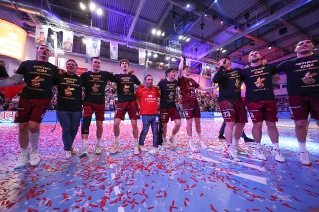04.05.2024, xtgx, Handball - 2.Handballbundesliga, 1.VfL Potsdam - TV Grosswallstadt emspor, v.l. Potsdam Jubel ueber den Sieg, Jubel nach Spielende, Steigen in die 1.Handball Bundesliga auf Potsdam