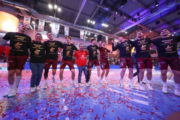 04.05.2024, xtgx, Handball - 2.Handballbundesliga, 1.VfL Potsdam - TV Grosswallstadt emspor, v.l. Potsdam Jubel ueber den Sieg, Jubel nach Spielende, Steigen in die 1.Handball Bundesliga auf Potsdam