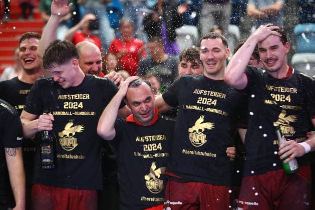 Sport Bilder des Tages 04.05.2024, xtgx, Handball - 2.Handballbundesliga, 1.VfL Potsdam - TV Grosswallstadt emspor, v.l. Hans Robert Bob Hanning (Potsdam, Trainer), Marko Katic (Potsdam, 34), Marcel Nowak (Potsdam, 15) Jubel ueber den Sieg, Jubel nach Spielende, steigen in die 1.Handball-Bundesliga auf Potsdam