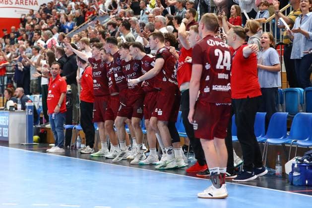 04.05.2024, xtgx, Handball - 2.Handballbundesliga, 1.VfL Potsdam - TV Grosswallstadt emspor, v.l. Potsdam Jubel ueber den Sieg, Jubel nach Spielende, Steigen in die 1.Handball Bundesliga auf, Potsdam