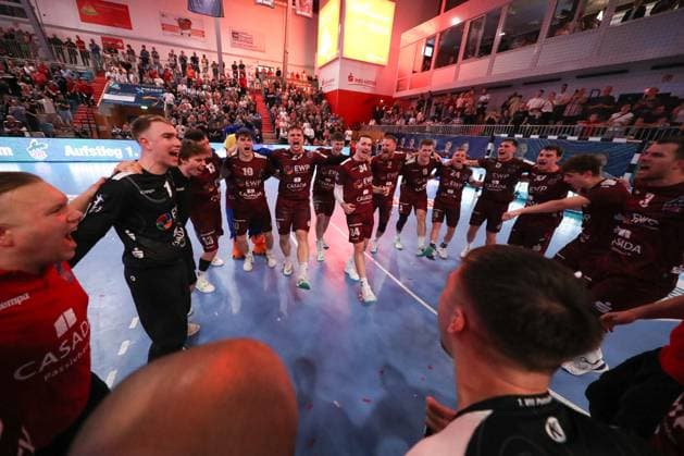 04.05.2024, xtgx, Handball - 2.Handballbundesliga, 1.VfL Potsdam - TV Grosswallstadt emspor, v.l. Potsdam Jubel ueber den Sieg, Jubel nach Spielende, Steigen in die 1.Handball Bundesliga auf, Potsdam