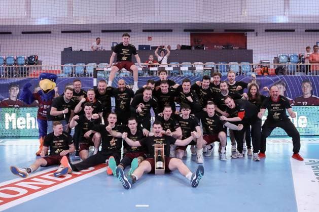 04.05.2024, xtgx, Handball - 2.Handballbundesliga, 1.VfL Potsdam - TV Grosswallstadt emspor, v.l. Potsdam Jubel ueber den Sieg, Jubel nach Spielende, Steigen in die 1.Handball Bundesliga auf, Mannschaftsbild, Gruppenbild Potsdam