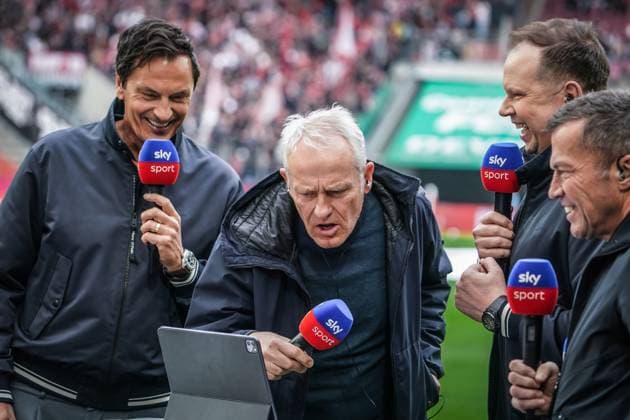 Sport Themen der Woche KW18 Sport Bilder des Tages Fußball: 1. Bundesliga 2023 2024, 32. Spieltag, 1. FC Köln - SC Freiburg, Rhein-Energie-Stadion (Koeln): Freiburgs Trainer Christian Streich mit Sky Moderator Sebastian Hellmann, Sportkommentator Florian Schmidt-Sommerfeld und Fussball Experte Lothar Matthäus Köln Rhein-Energie-Stadion Deutschland *** Soccer 1 Bundesliga 2023 2024, Matchday 32, 1 FC Köln SC Freiburg, Rhein Energie Stadion Cologne Freiburgs coach Christian Streich with Sky presenter Sebastian Hellmann, sports commentator Florian Schmidt Sommerfeld and football expert Lothar Matthäus Cologne Rhein Energie Stadion Germany Copyright: xJoeranxSteinsiekx