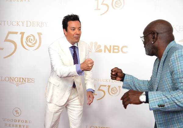 LOUISVILLE, KY - MAY 04: Jimmy Fallon fist bumps NFL, American Football Herren, USA legend Emmitt Smith as the two walk the red carpet before the 150th running of the Kentucky Derby on May 4, 2024, at Churchill Downs in Louisville, Ky. (Photo by Jeff Moreland Icon Sportswire) HORSE RACING: MAY 04 Kentucky Derby EDITORIAL USE ONLY Icon168240504039