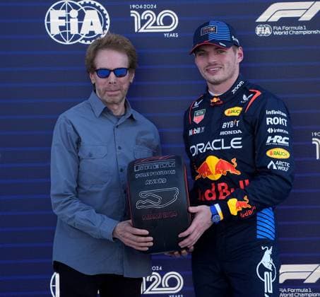 04.05.2024, Miami International Autodrome, Miami, Formula 1 Crypto.com Miami Grand Prix,im Bild Der US amerikanische Filmproduzent Jerome Leon Jerry Bruckheimer gratuliert Max Verstappen (NLD), Oracle Red Bull Racing zur Poleposition in Miami. Defodi-506_20240504_hbr_5165