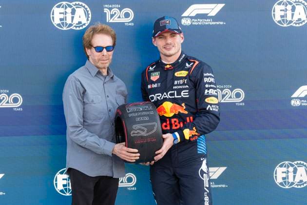 Sport Bilder des Tages Producer Jerry Bruckheimer and Dutch Formula One driver Max Verstappen of Red Bull Racing pose with the pole position award during the Formula One Miami Grand Prix at the Miami International Autodrome in Miami Gardens, Florida on Saturday, May 4, 2024  MIA20240504482 GREGxNASH
