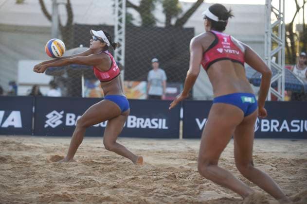 (240505) -- BRASILIA, May 5, 2024 -- Xue Chen Xia Xinyi (L) of China compete during the quarterfinal match between Xue Chen Xia Xinyi of China and Kristen Nuss Taryn Kloth of the United States at the Volleyball World Beach Pro Tour Elite 16 2024 in Brasilia, Brazil, May 4, 2024. (Photo by Xinhua) (SP)BRAZIL-BRASILIA Beach volleyball, Beachvolleyball PRO TOUR-WOMEN-QUARTERFINALS LucioxTavora 