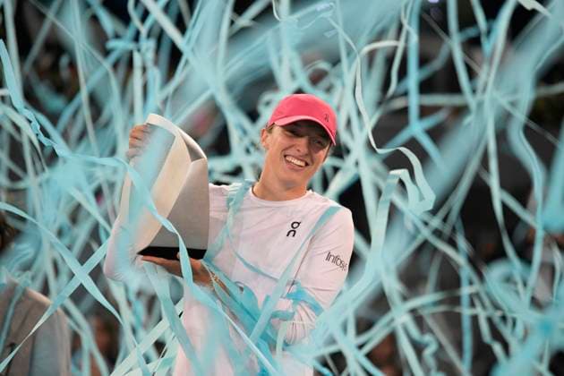 Bilder des Jahres 2024, Sport 05 Mai Sport Themen der Woche KW18 Sport Bilder des Tages Mutua Madrid Open - Day Twelve Iga Swiatek of Poland is posing for a photo with the trophy after her victory against Aryna Sabalenka of Belarus following their Women s Singles Final match on Day Twelve of the Mutua Madrid Open at La Caja Magica in Madrid, Spain, on May 4, 2024. Madrid Spain  Copyright: xJuanxCarlosxLucasx originalFilename:lucas-notitle240505_npxa9.jpg