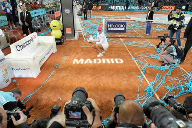 Mutua Madrid Open - Day Twelve Iga Swiatek of Poland is posing for a photo with the trophy after her victory against Aryna Sabalenka of Belarus following their Women s Singles Final match on Day Twelve of the Mutua Madrid Open at La Caja Magica in Madrid, Spain, on May 4, 2024. Madrid Spain  Copyright: xJuanxCarlosxLucasx originalFilename:lucas-notitle240505_npvZR.jpg