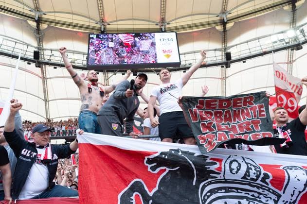 Bilder des Jahres 2024, Sport 05 Mai Sport Themen der Woche KW18 Sebastian Hoeness, Trainer (VfB Stuttgart, Trainer) auf dem Zaun bei den Fans, Ansprache, Feiert mit den Fans, VfB Stuttgart vs. FC Bayern Muenchen, Fussball, Herren, 1. Bundesliga, 32. Spieltag, Saison 23 24, GER, 04.05.2024, DFL DFB REGULATIONS PROHIBIT ANY USE OF PHOTOGRAPHS AS IMAGE SEQUENCES AND OR QUASI-VIDEO, VfB Stuttgart vs. FC Bayern Muenchen, Fussball, Herren, 1. Bundesliga, 32. Spieltag, Saison 23 24, GER, 04.05.2024 Stuttgart *** Sebastian Hoeness, Coach VfB Stuttgart, Coach on the fence with the fans, Speech, Celebrate with the fans, VfB Stuttgart vs FC Bayern Muenchen, Football, Men, 1 Bundesliga, 32 Matchday, Season 23 24, GER, 04 05 2024, DFL DFB REGULATES PROHIBIT ANY USE OF PHOTOGRAPHS AS IMAGE SEQUENCES AND OR QUASI VIDEO, VfB Stuttgart vs FC Bayern Muenchen, Football, Men, 1 Bundesliga, 32 Matchday, Season 23 24, GER, 04 05 2024 Stuttgart Copyright: xEibner-Pressefoto WolfgangxFrankx EP_WFK