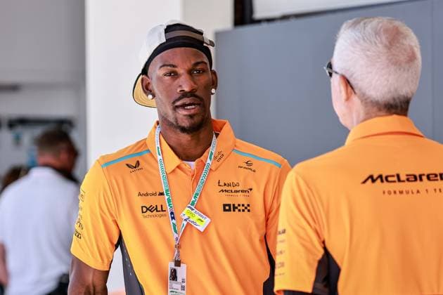 04.05.2024, xrarjax, Motorsport Formel 1, Großer Preis von Miami 2024 emspor, v.l. Jimmy Butler NBA, Basketball Herren, USA Star der Miami Heat zu Besuch bei McLaren Miami