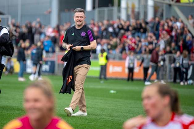Fußball: Frauen-Bundesliga, Bayer 04 Leverkusen - FC Bayern München am 04.05.2024 im Ulrich-Haberland-Stadion: Münchens Trainer Alexander Straus WICHTIGER HINWEIS: Gemäß den Vorgaben der DFL und des DFB ist es untersagt, in dem Stadion und oder vom Spiel angefertigte Fotoaufnahmen in Form von Sequenzbildern und oder videoähnlichen Fotostrecken zu verwerten bzw. verwerten zu lassen. Copyright: xKirchner DavidxInderliedx