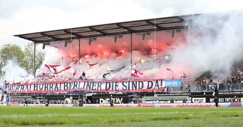 05.05.2024, Fussball, Herren, 2. Bundesliga, Saison 2023 2024, SV 07 Elversberg - Hertha BSC Berlin, Fans von Hertha BSC zünden Pyrotechnik Elversberg Ursapharm-Arena an der Kaiserlinde Saarland Deutschland (DE)