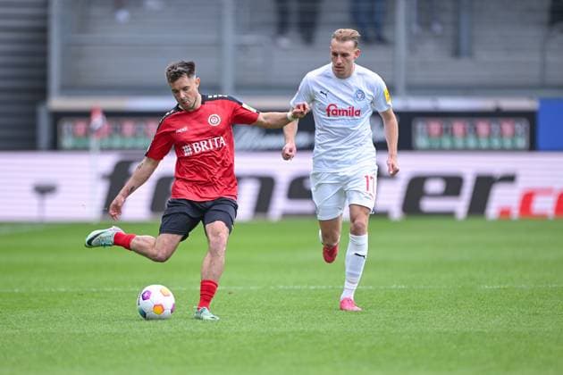 05.05.2024, Fussball, 2. Bundesliga, 32. Spieltag Saison 2023 2024, SV Wehen Wiesbaden - Holstein Kiel, Thijmen Goppel (SV Wehen Wiesbaden), Timo Becker (Holstein Kiel) xRHR-FOTO TKx