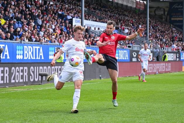 05.05.2024, Fussball, 2. Bundesliga, 32. Spieltag Saison 2023 2024, SV Wehen Wiesbaden - Holstein Kiel, Fiete Arp (Holstein Kiel), Thijmen Goppel (SV Wehen Wiesbaden) xRHR-FOTO TKx