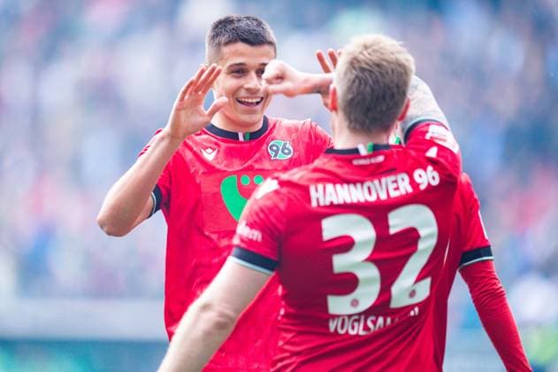 05.05.2024 - Fußball, 2023 2024, 1. Bundesliga, 32. Spieltag, Hannover 96 - SC Paderborn 07: (R) Andreas Voglsammer (Hannover) jubelt nach seinem Tor zum 2:0 mit (L) Nicolo Tresoldi (Hannover) DFL REGULATIONS PROHIBIT ANY USE OF PHOTOGRAPHS AS IMAGE SEQUENCES AND OR QUASI-VIDEO.