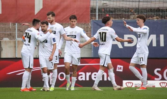 05.05.2024, Fussball, Herren, 2. Bundesliga, Saison 2023 2024, SV 07 Elversberg - Hertha BSC Berlin, Torjubel der SV Elversberg nach dem Tor zum 1:0 durch Luca Schnellbacher (SV 07 Elversberg) Elversberg Ursapharm-Arena an der Kaiserlinde Saarland Deutschland (DE)