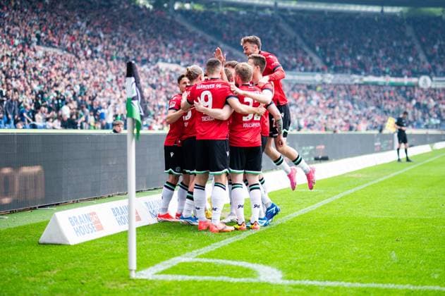 05.05.2024 - Fußball, 2023 2024, 1. Bundesliga, 32. Spieltag, Hannover 96 - SC Paderborn 07: Jubeltraube nach dem Tor zum 1:0 von Lars Gindorf (Hannover), (OBEN) Kolja Oudenne (Hannover) DFL REGULATIONS PROHIBIT ANY USE OF PHOTOGRAPHS AS IMAGE SEQUENCES AND OR QUASI-VIDEO.