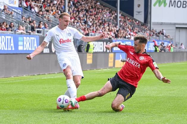 05.05.2024, Fussball, 2. Bundesliga, 32. Spieltag Saison 2023 2024, SV Wehen Wiesbaden - Holstein Kiel, Timo Becker (Holstein Kiel), Thijmen Goppel (SV Wehen Wiesbaden) xRHR-FOTO TKx