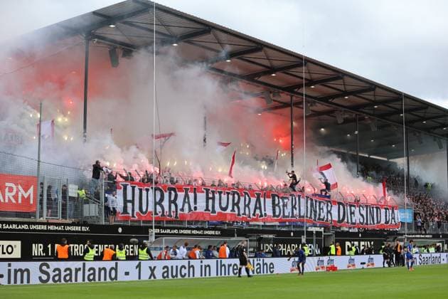 05.05.2024, Fussball, Herren, 2. Bundesliga, Saison 2023 2024, SV 07 Elversberg - Hertha BSC Berlin, Pyrotechnik der Fans (Hertha BSC) Elversberg Ursapharm-Arena an der Kaiserlinde Saarland Deutschland (DE)