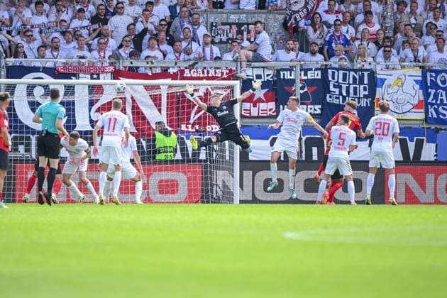 05.05.2024, Fussball, 2. Bundesliga, 32. Spieltag Saison 2023 2024, SV Wehen Wiesbaden - Holstein Kiel, Marcus Mathisen (SV Wehen Wiesbaden) erzielt das Tor zum 1:0. Das wird später aberkannt. xRHR-FOTO TKx