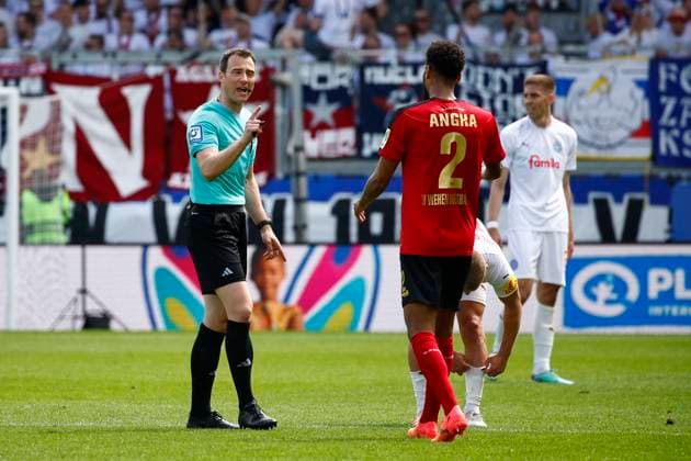 05.05.2024, xavx, Fussball 2.Bundesliga, SV Wehen Wiesbaden - Holstein Kiel emspor, v.l. Referee Schiedsrichter Felix Zwayer gibt Anweisungen, gestikuliert, mit den Armen gestikulieren, gives instructions, gesticulate. Martin Angha (SV Wehen Wiesbaden) (DFL DFB REGULATIONS PROHIBIT ANY USE OF PHOTOGRAPHS as IMAGE SEQUENCES and or QUASI-VIDEO) Wiesbaden