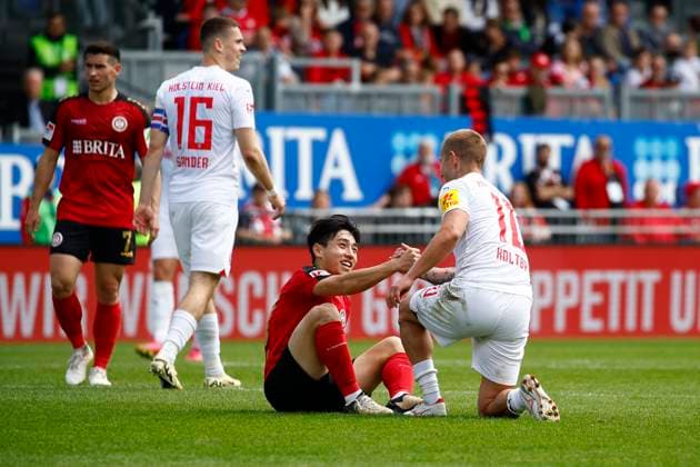 05.05.2024, xavx, Fussball 2.Bundesliga, SV Wehen Wiesbaden - Holstein Kiel emspor, v.l. Hyun-ju Lee (SV Wehen Wiesbaden), Lewis Holtby (Holstein Kiel) (DFL DFB REGULATIONS PROHIBIT ANY USE OF PHOTOGRAPHS as IMAGE SEQUENCES and or QUASI-VIDEO) Wiesbaden